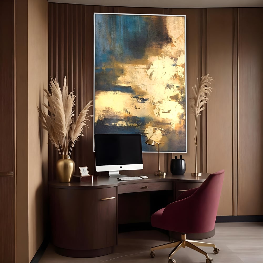Tablou canvas cu pictura abstracta cu texturi aurii, in rama de aluminiu argintiu, pe perete intr-un birou